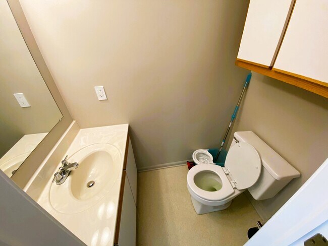 Foto del edificio - 8033 Colonial Ln