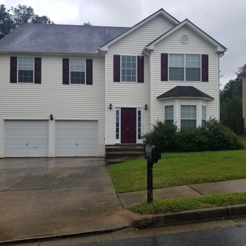 Primary Photo - 5 bed/2.5 Bath Close to Fayette County Ope...