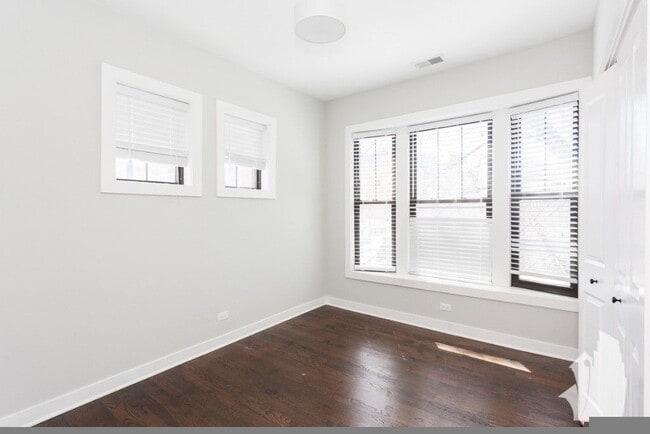 Foto del edificio - 1600 W Belle Plaine Ave