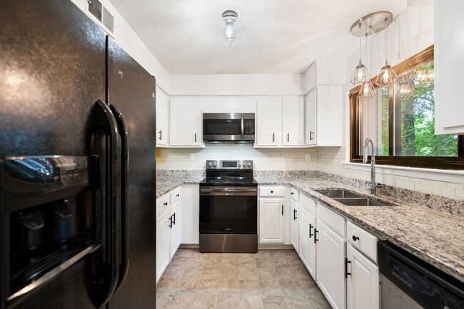 Building Photo - **NO OPEN HOUSE 8/8 DUE TO INCLEMENT WEATH...