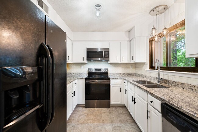Foto del edificio - **NO OPEN HOUSE 8/8 DUE TO INCLEMENT WEATH...