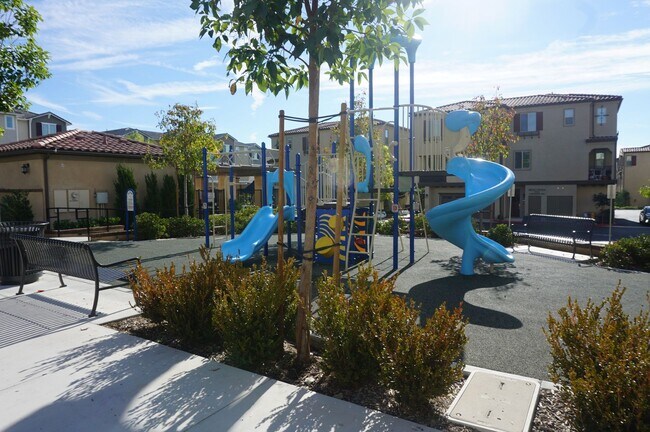 Building Photo - Beautiful 2 Bed 2.5 Bath End Unit with Lof...