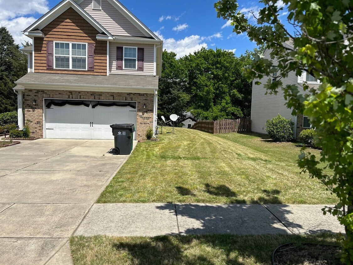 Foto principal - Well Maintained Beautiful 3Bed/2.5Bath Pro...