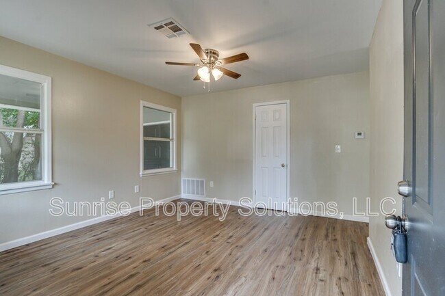 Building Photo - 509 E Rose Dr