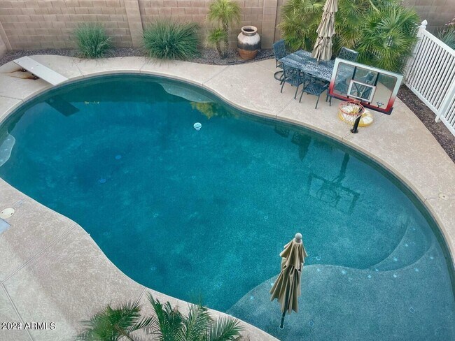 Foto del edificio - 4940 E Runaway Bay Dr