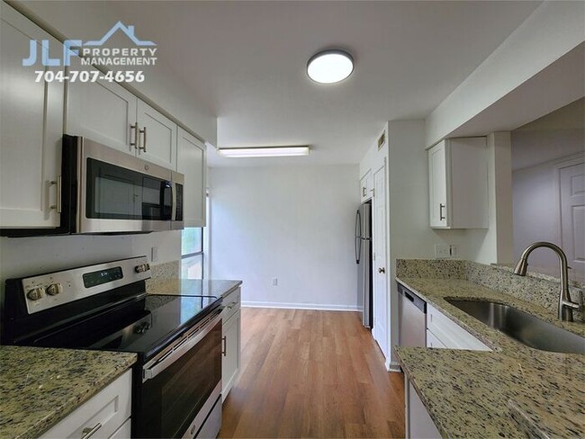 Building Photo - Great 2 bed/2 bath Condo in Convenient Charlotte Area!