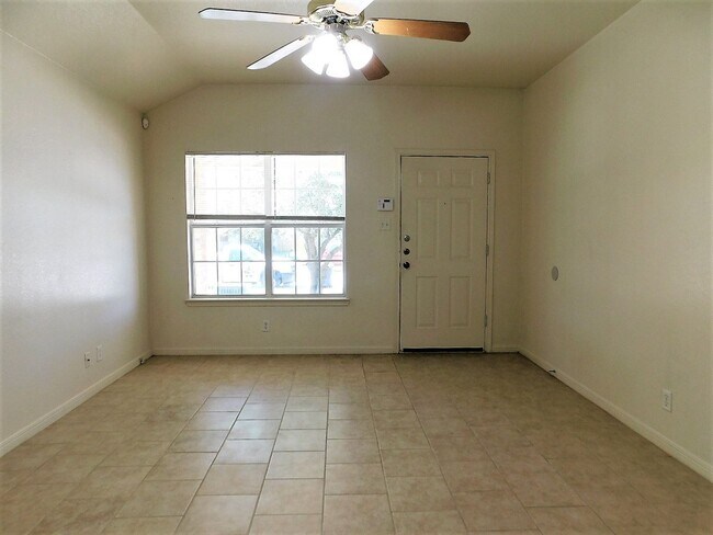 Building Photo - 1301 Cinch Dr