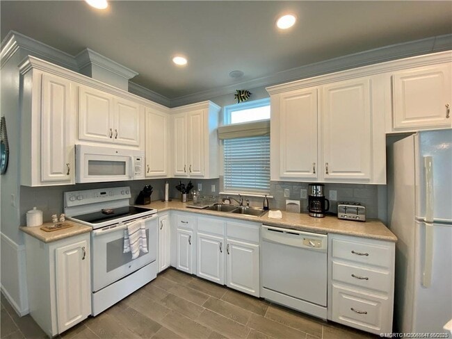 Building Photo - 142 NE Coastal Dr
