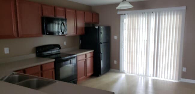 Building Photo - Adorable 2 bedroom 2.5 bath townhome