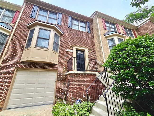 Building Photo - Charming 3 BR/2.5 BA Townhome in Silver Sp...
