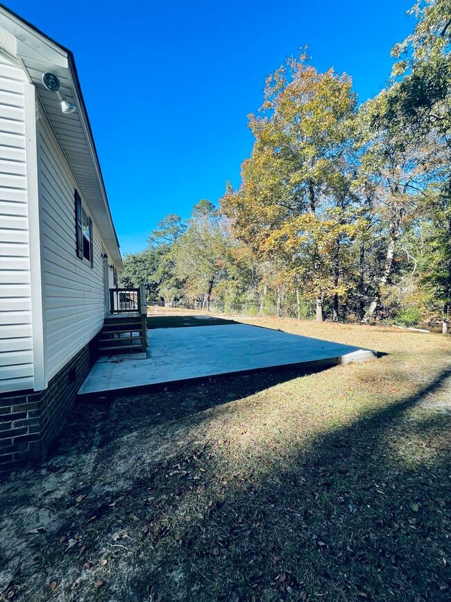 Building Photo - River living at its best! Cozy 3 Bedroom