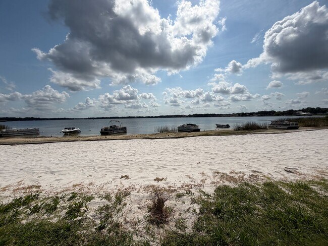 Foto del edificio - Affordable Lakefront Living in Camelot by the Lakes | First-Floor 1 Bed / 1 Bath | $1250