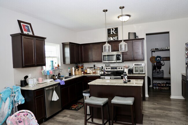Building Photo - 418 Huntington Dr