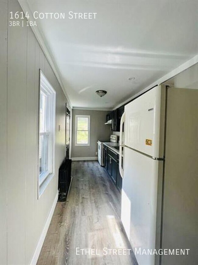 Building Photo - Newly-Renovated 3 Bedroom Townhome