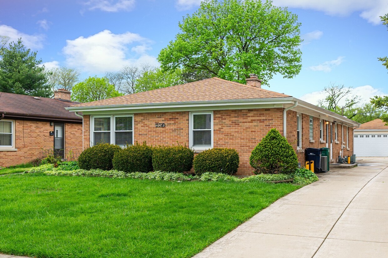Primary Photo - 204 S Chase Ave