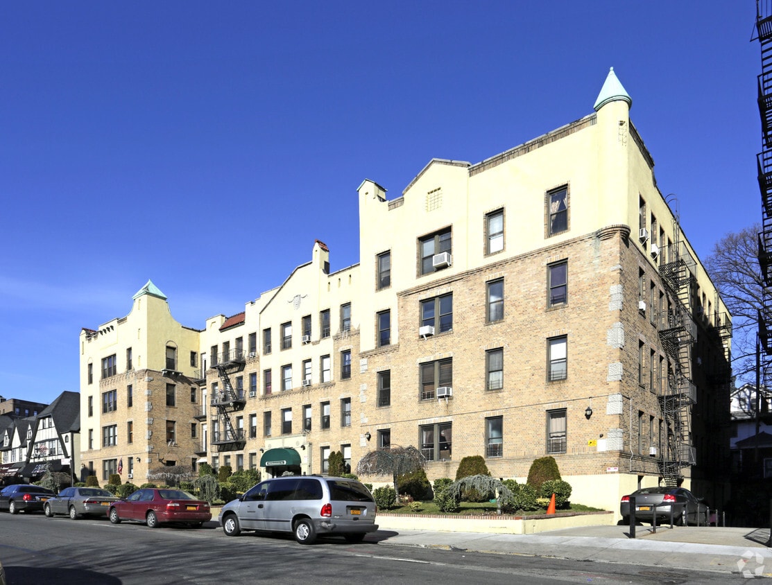 11921 Metropolitan Avenue Apartments in Jamaica, NY