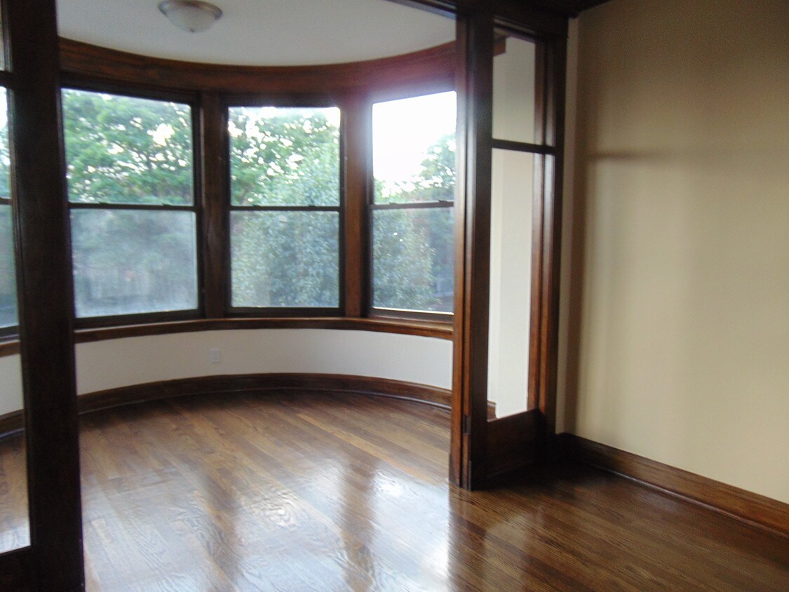 Primary Photo - 6245 S Sacramento Ave
