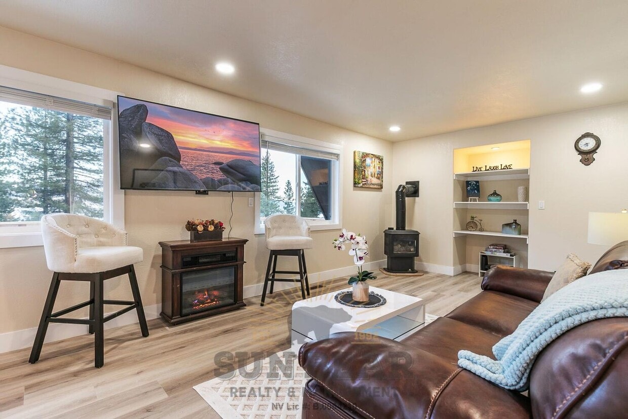 Primary Photo - Bright Home in Incline!