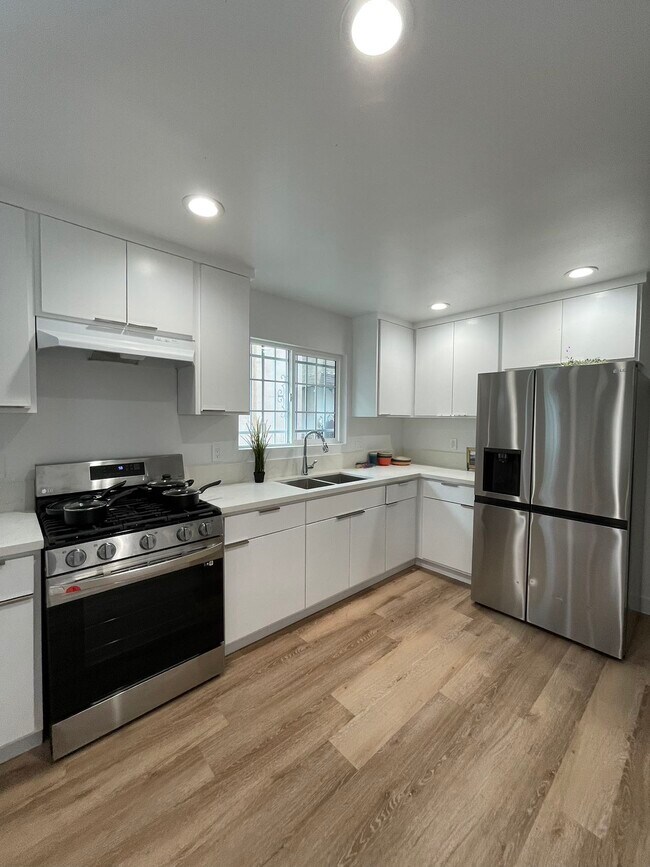 Building Photo - 3507 S Budlong Ave
