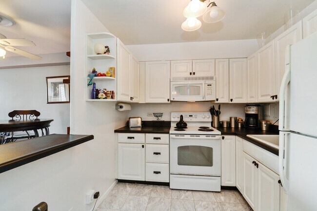 Building Photo - 555 W Cornelia Ave