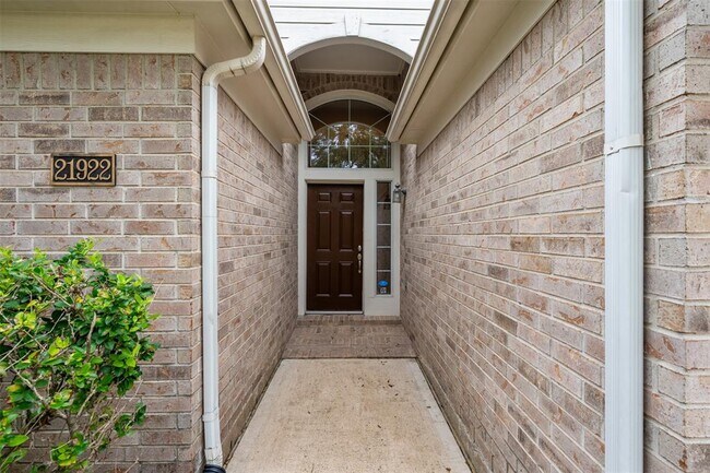 Foto del edificio - 21922 Rivergate Ct