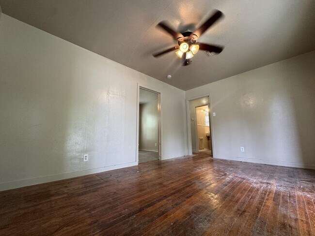 Building Photo - 1511 S 11th St