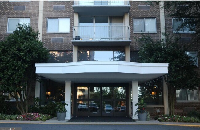 Building Photo - 2059 Huntington Ave