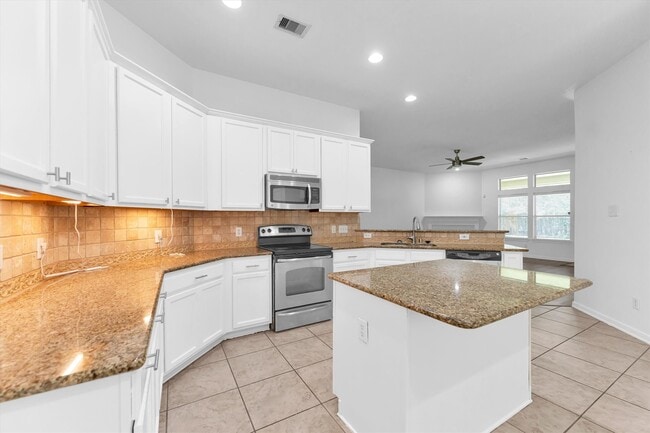 Building Photo - 14823 Yellow Begonia Dr