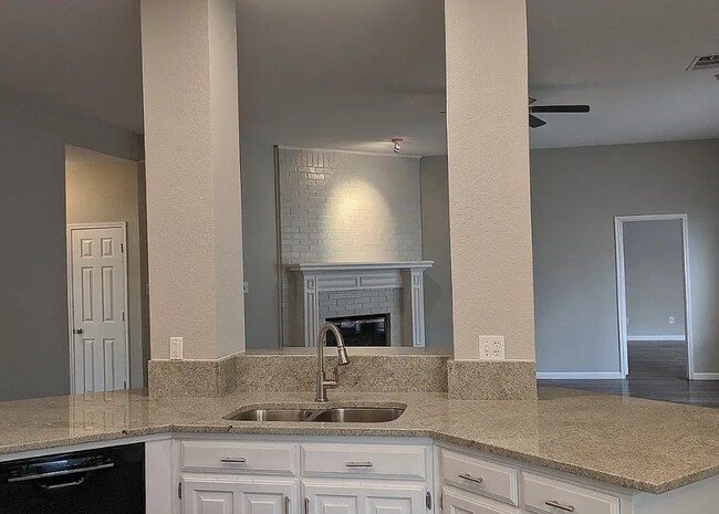 Building Photo - 3117 Cactus Dr