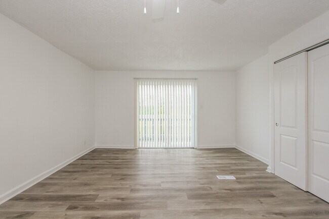 Building Photo - Wonderful 4 Bedroom