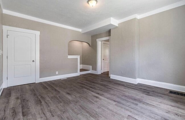 Building Photo - 880 Thomas Ave