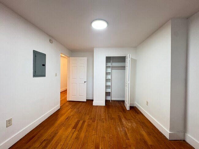 Foto del edificio - 31 Pearsall Ave