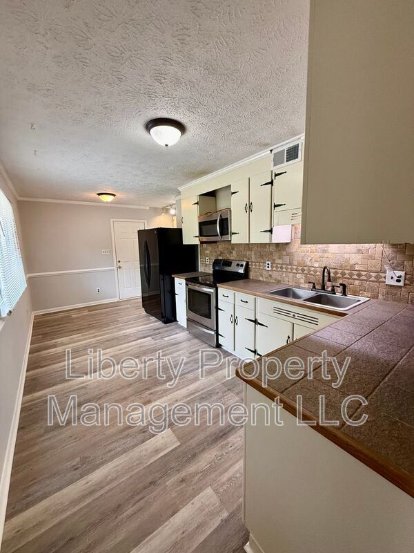 Building Photo - 1725 Sand Hill Rd