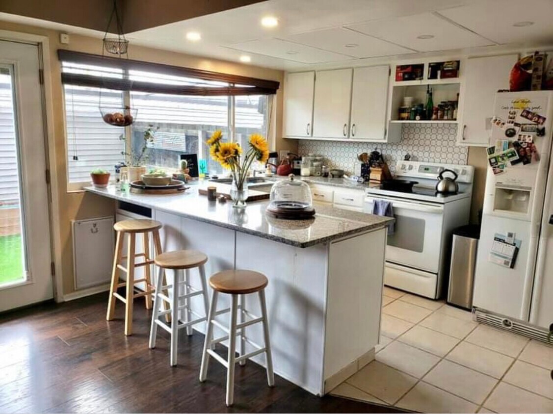 Primary Photo - 621 S Xenon Ct