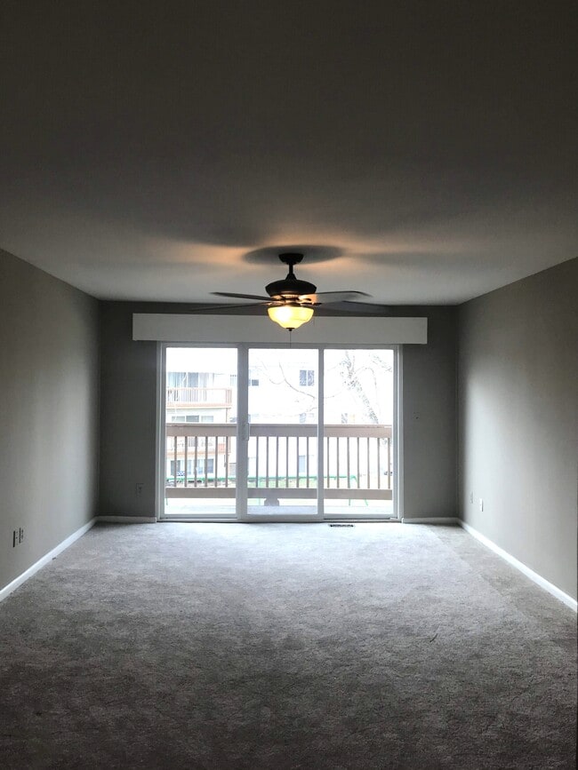 Foto del edificio - 5685 Coach Dr E