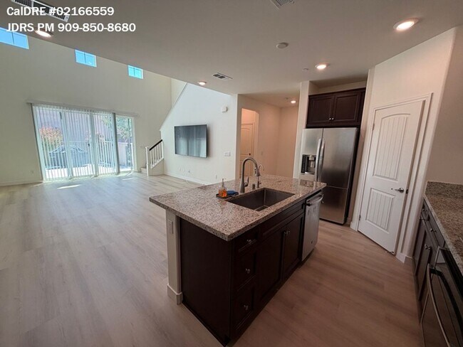 Building Photo - Eastvale 4 Bedroom Condo