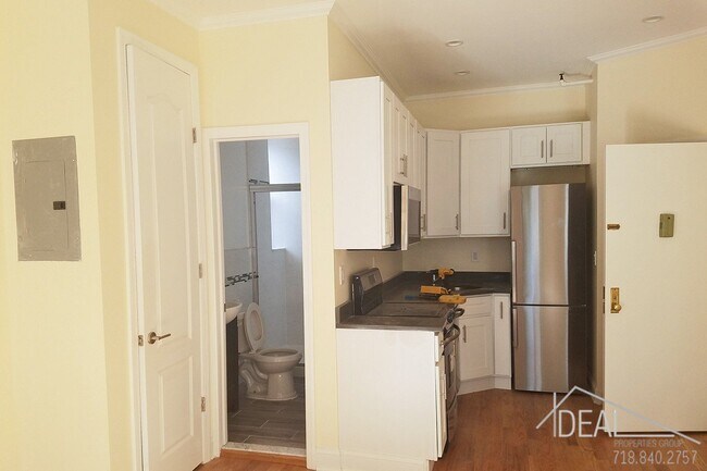 Building Photo - Beautiful Studio Apartment in Park Slope!