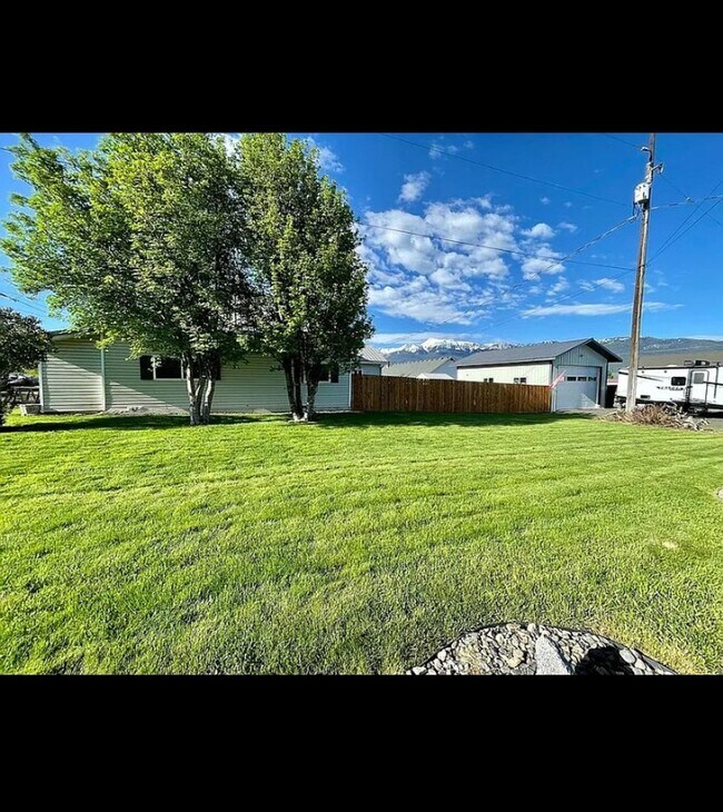 Foto del edificio - 3-bedroom 2 bath Corner Lot