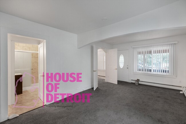 Building Photo - 2 BEDROOM | 1 BATH | FREE PRE SCREEN