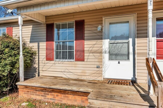 Building Photo - Affordable 2BR Ranch Duplex in N. Columbia — Move-In Special!