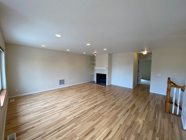 Building Photo - Lovely (4) bed, (2) bath home in the desir...
