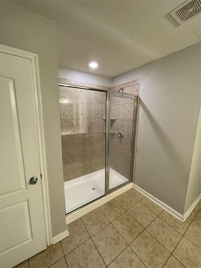 Building Photo - 15827 Copper Oak Ln