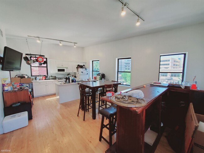 Building Photo - 2 br, 1.5 bath Condo - 219 Main St Unit 3