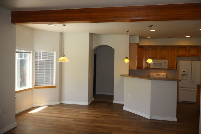 Building Photo - Lovely 2 Bedroom Ground Level Condo