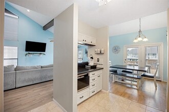 Building Photo - 1114 Tiki Dr