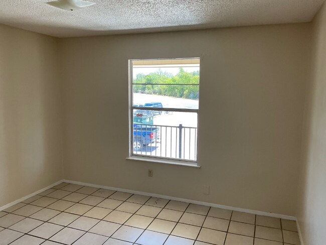 Building Photo - 112 E Crest Dr