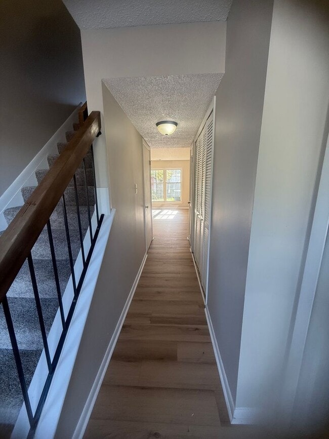 Building Photo - Winsdor Oaks West