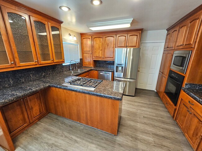 Building Photo - Beautiful 4 Bed 3 Bath on treelined street!