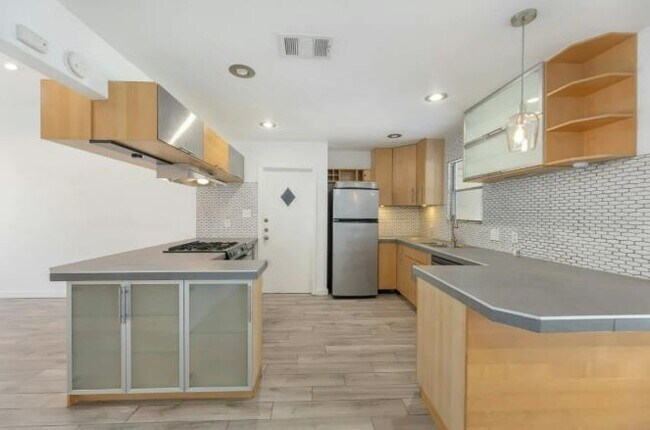 Foto del edificio - 4904 Enchanted Ln