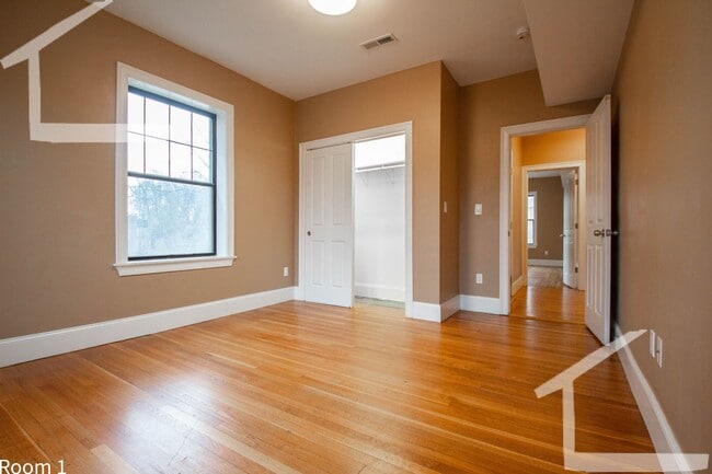 Foto del edificio - Worth the Walk! Gorgeous 4bd/2bath in Brookline